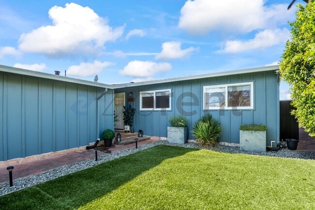 Building Photo - 1545 Crespi Dr