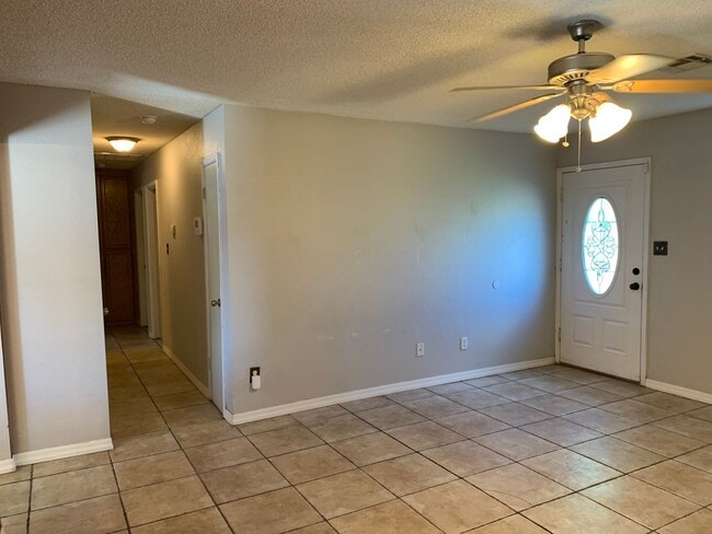 Foto del edificio - 3 BEDROOM HOME!