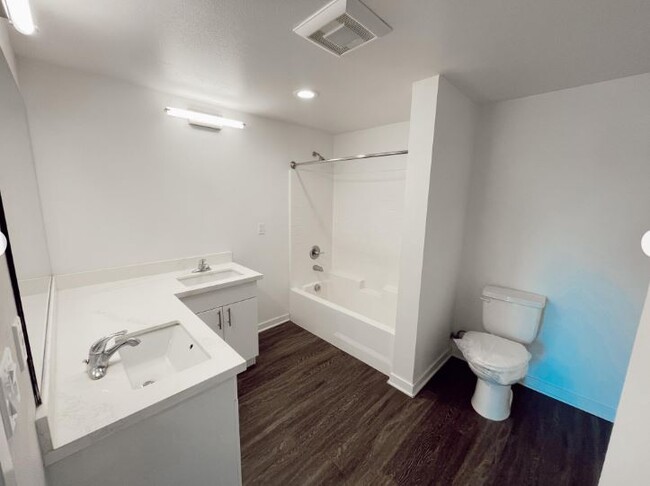 Building Photo - Villas at Valley Glen