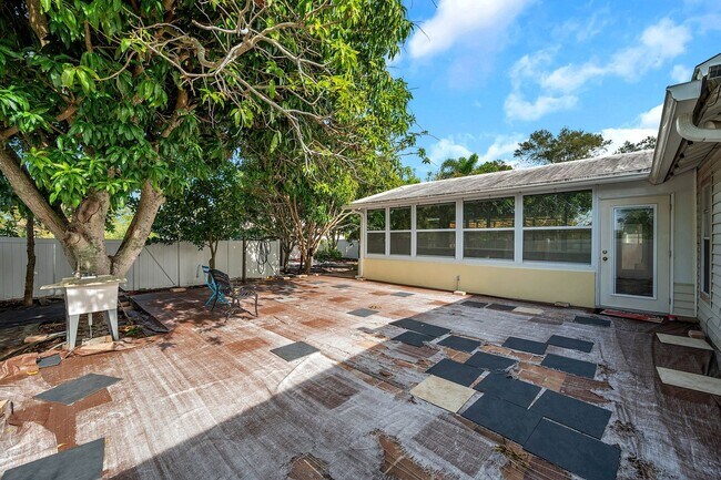 Foto del edificio - Secluded Clearwater Charmer on Cul - De - ...
