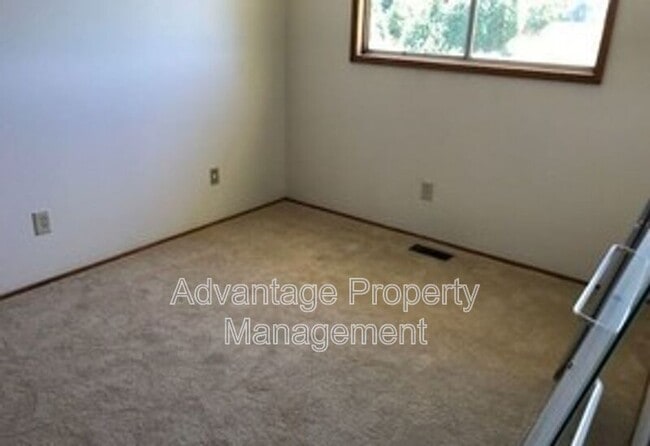 Building Photo - 1104 NE North Nebergall Loop