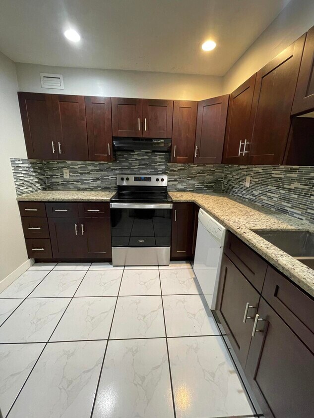 Foto principal - 642 NW 13th St