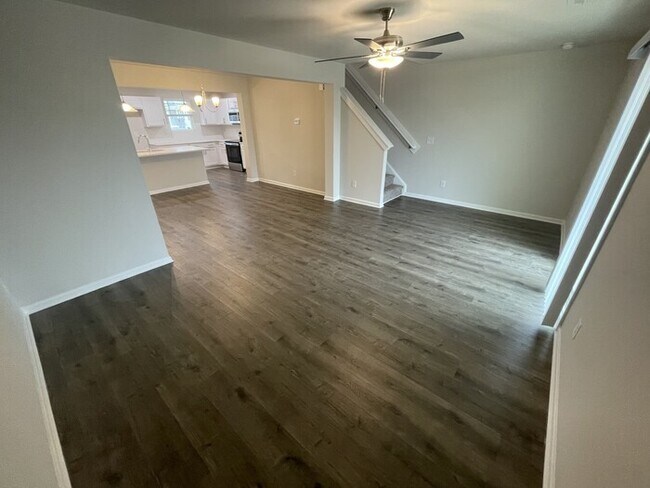 Building Photo - 1021 Peony Ln