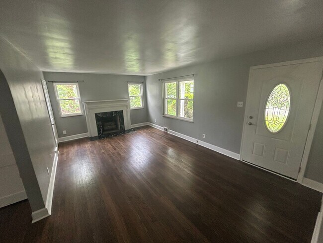 Building Photo - Spacious 4 bedroom 1 Bath Home with Tons o...