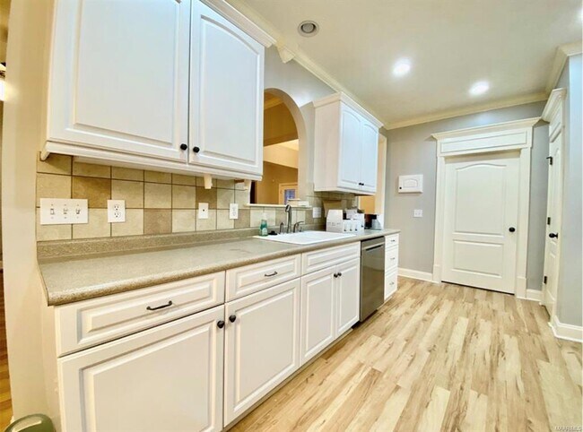 Foto del edificio - 100 Brittany Dr S