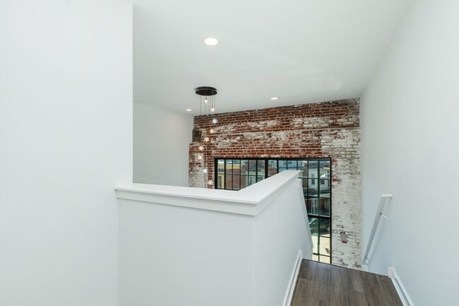 Building Photo - 3003 W Glenwood Ave