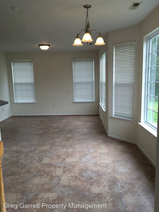 Building Photo - 4 br, 2.5 bath House - 10430 Sylvia Circle