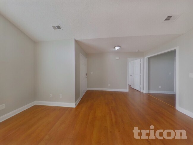 Foto del edificio - 323 Dexter Pl