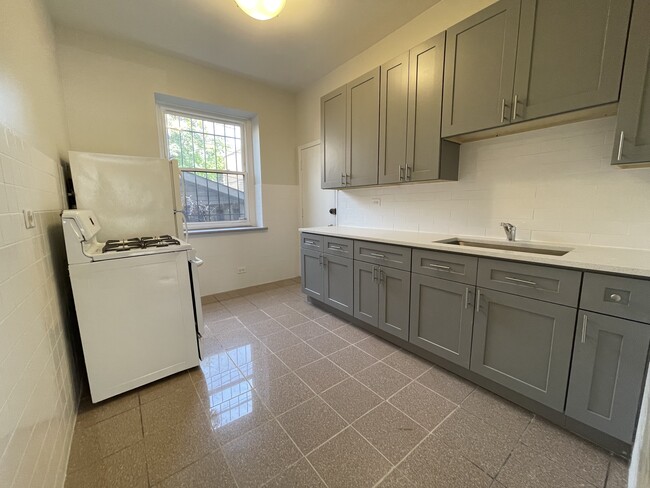 KITCHEN - 1414 W Wilson Ave