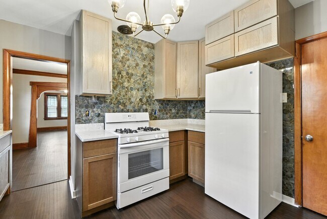 Building Photo - Huge 3 Bedroom Single Family Home in Minne...