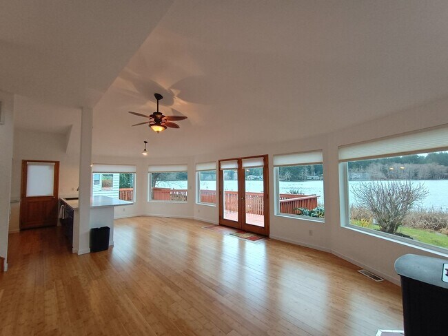 Foto del edificio - Rare Lakefront Retreat