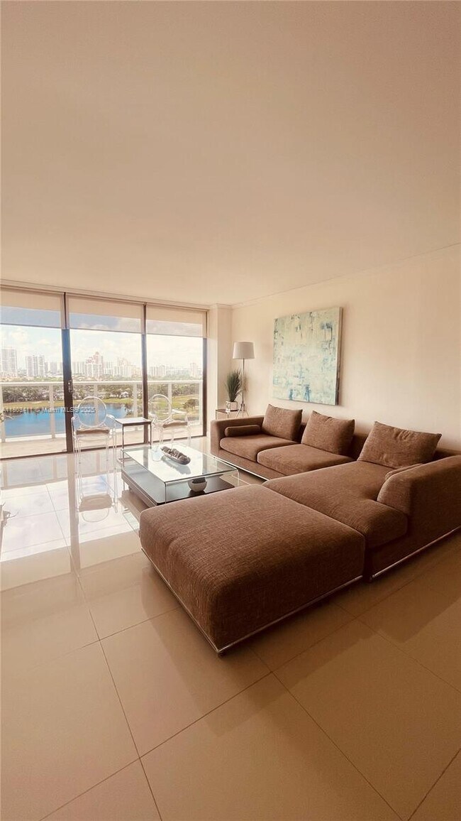 Foto del edificio - 3675 N Country Club Dr