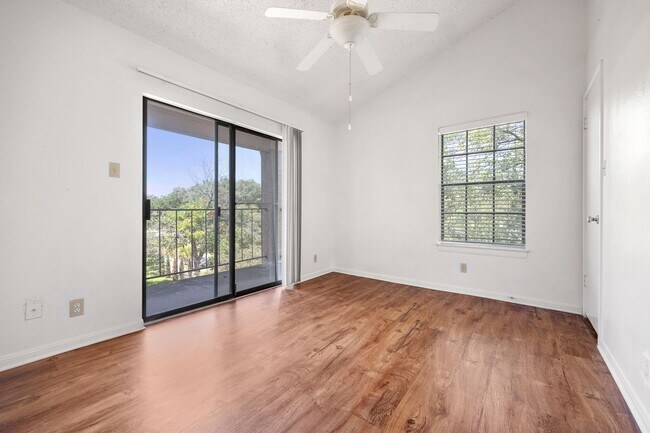 Foto del edificio - Centrally Located Near UT Campus!!!