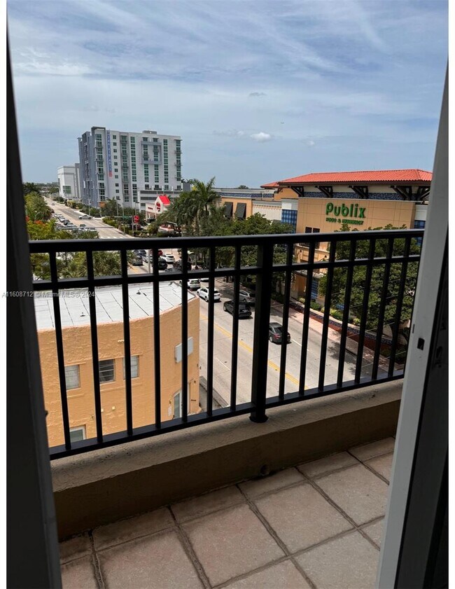 Building Photo - 120 S Douglas Rd