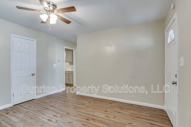 Building Photo - 509 E Rose Dr