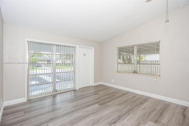 Foto del edificio - 2971 SW 14th St