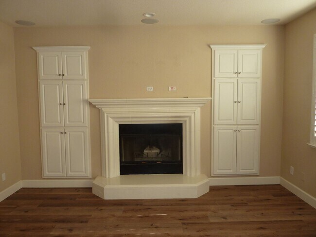 Foto del edificio - Stunning Single-Family House with a Backyard Oasis in a exclusive Gated Community of Serrano