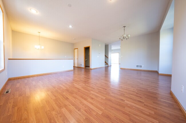 Building Photo - 7929 Stratford Cir N