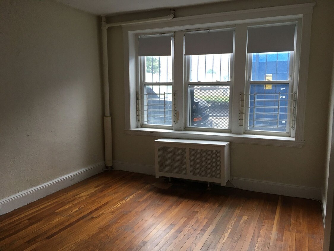 Building Photo - NO FEE!  Grad Friendly Apt w Ht/HW Inc!  N...