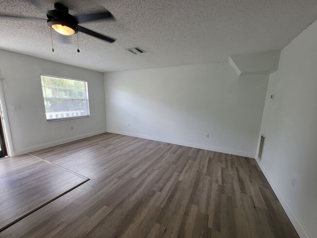 Building Photo - All inclusive 1 bed/ 1 bath Annual Rental ...