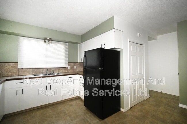 Building Photo - 362 Burden St