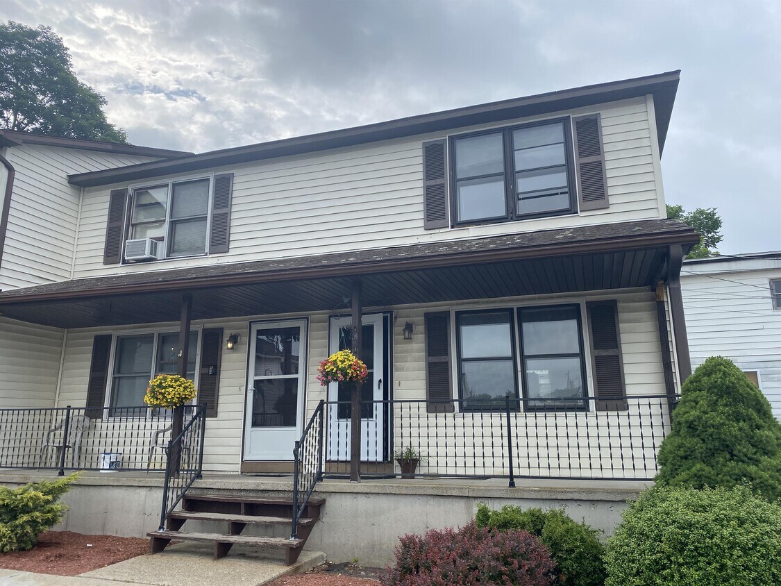 Foto principal - 1025 Central St