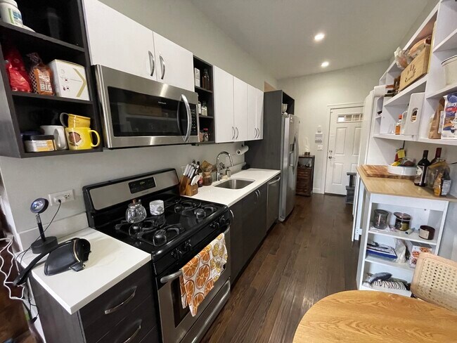 Foto del edificio - 2048 W Webster Ave