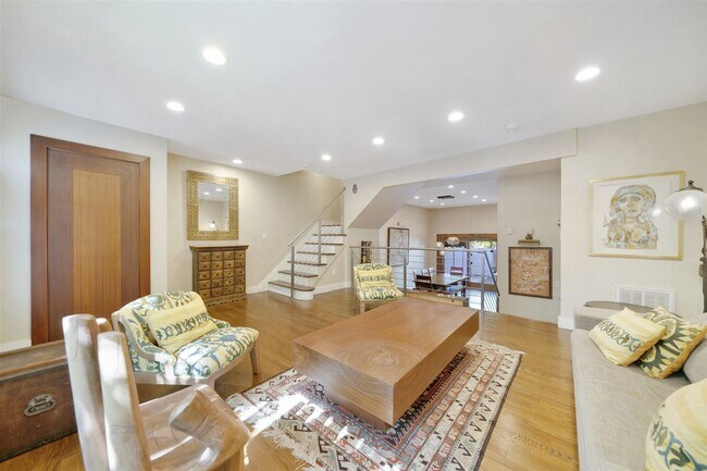 Building Photo - 310 9th St