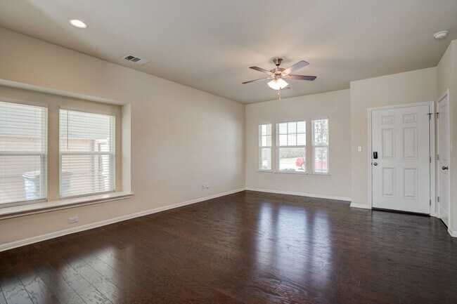 Building Photo - Charming 3-Bed, 2.5-Bath Home with Spaciou...