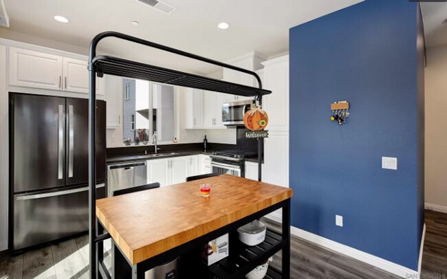 Building Photo - 2 Bed, 2.5 Bath Condo w/ Attached 2 car Ga...