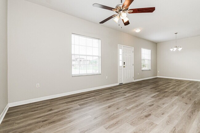 Foto del edificio - 292 Cloverdale Rd