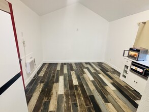 Building Photo - 152 W Tenth St