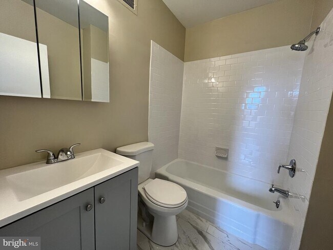 Building Photo - 135 S 19th St