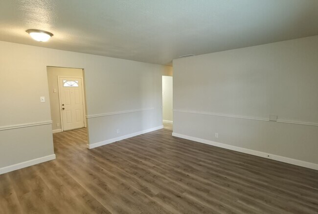 Foto del edificio - 4 Bedroom 2 bath in Valley High