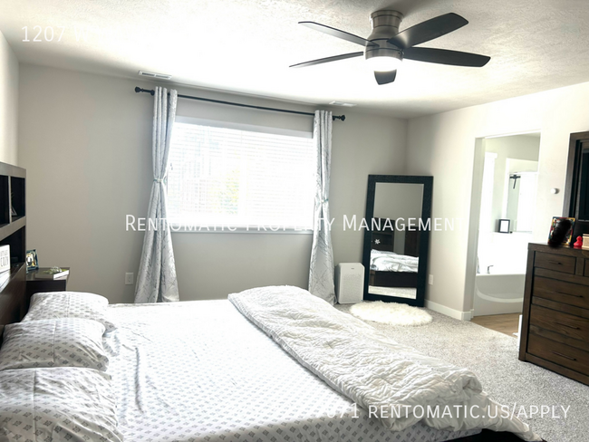 Foto del edificio - 1207 W Waverly Hills Ln