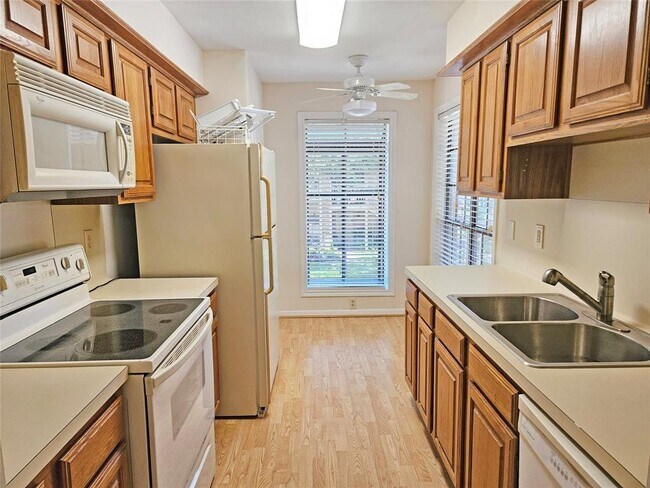 Building Photo - 1311 Antoine Dr