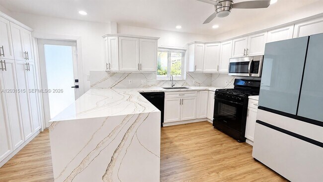 Foto del edificio - 8819 Dickens Ave