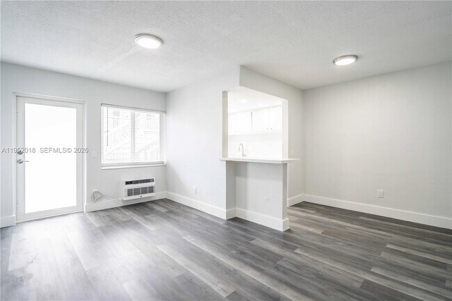 Foto del edificio - 6650 Miller Dr