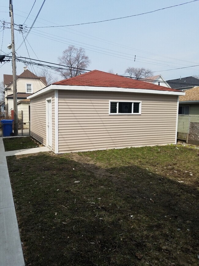 Building Photo - 4114 W Cornelia Ave