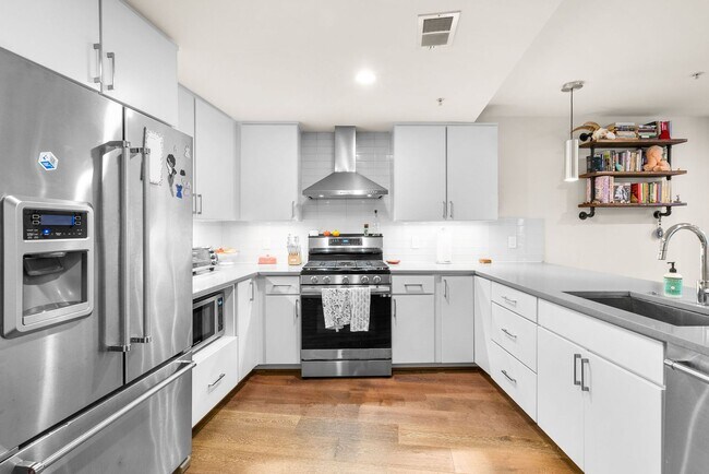 Foto del edificio - Spacious, modern 1BR + Den + 2BA in Adams ...