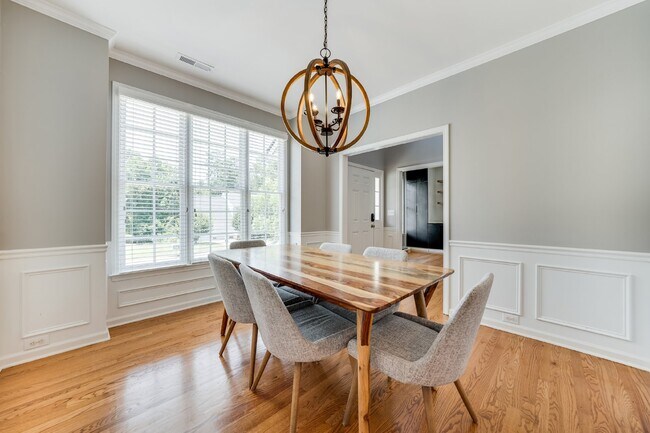 Building Photo - Available 3/15/24 - Furnished short term f...