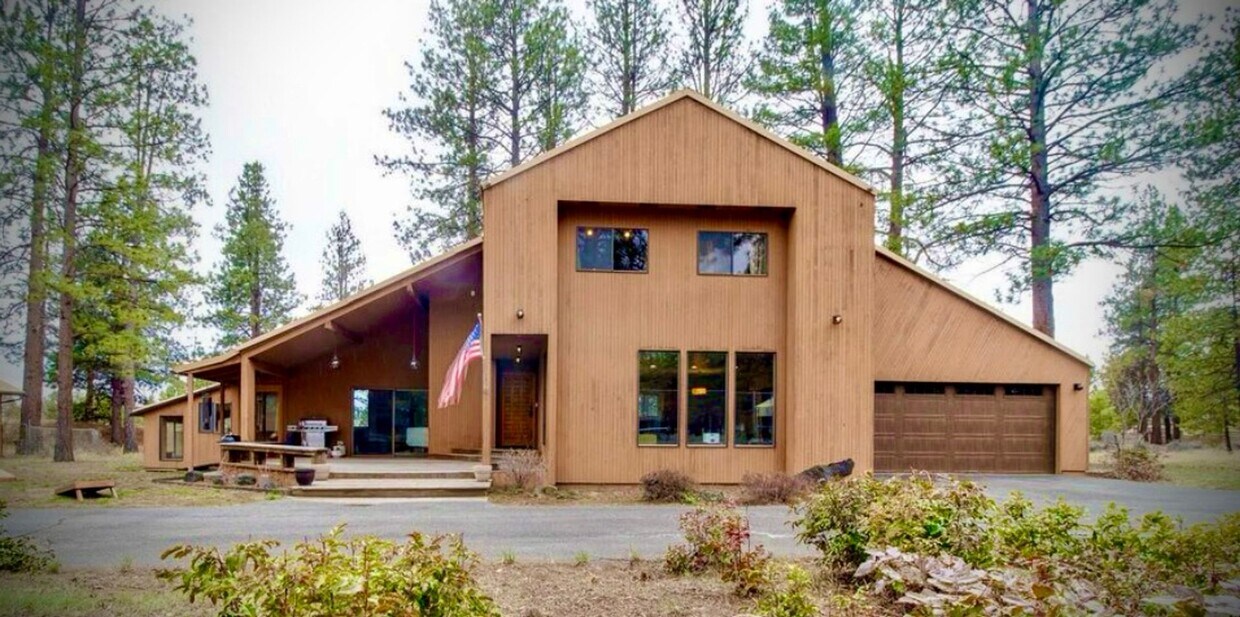 Primary Photo - Fantastic 3-Bdr Home with Private Airport ...