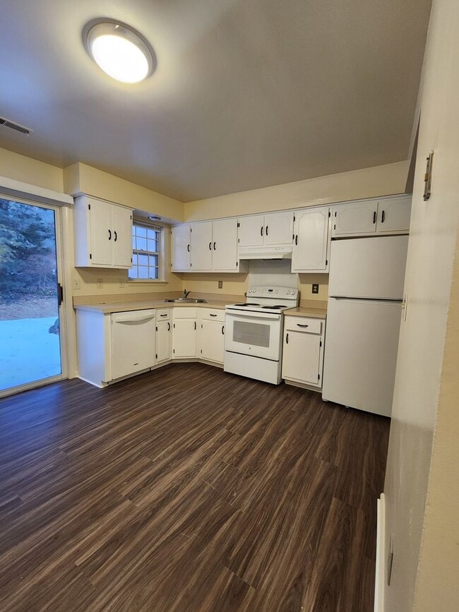 Foto del edificio - Spacious 3 Bedroom 1.5 Bath townhome with convenient location, private driveway and yard availabl...