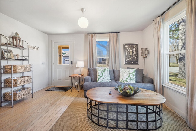 Building Photo - 401 SE C St