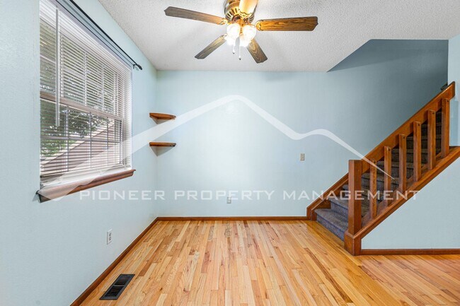 Building Photo - Spacious Townhouse with Washer/Dryer and C...