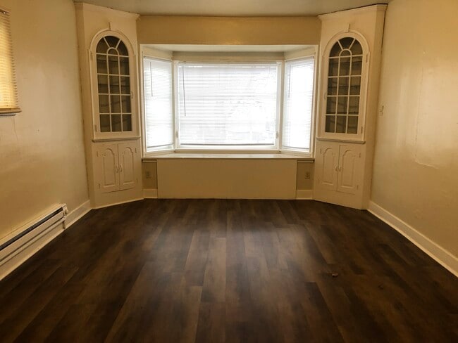 Building Photo - 325 NE Spaulding St