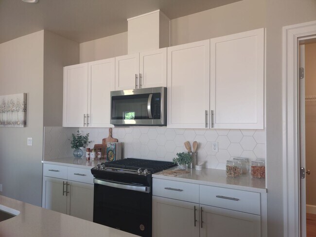 Foto del edificio - Brand new 3 bedroom 2.5 bath house with HU...