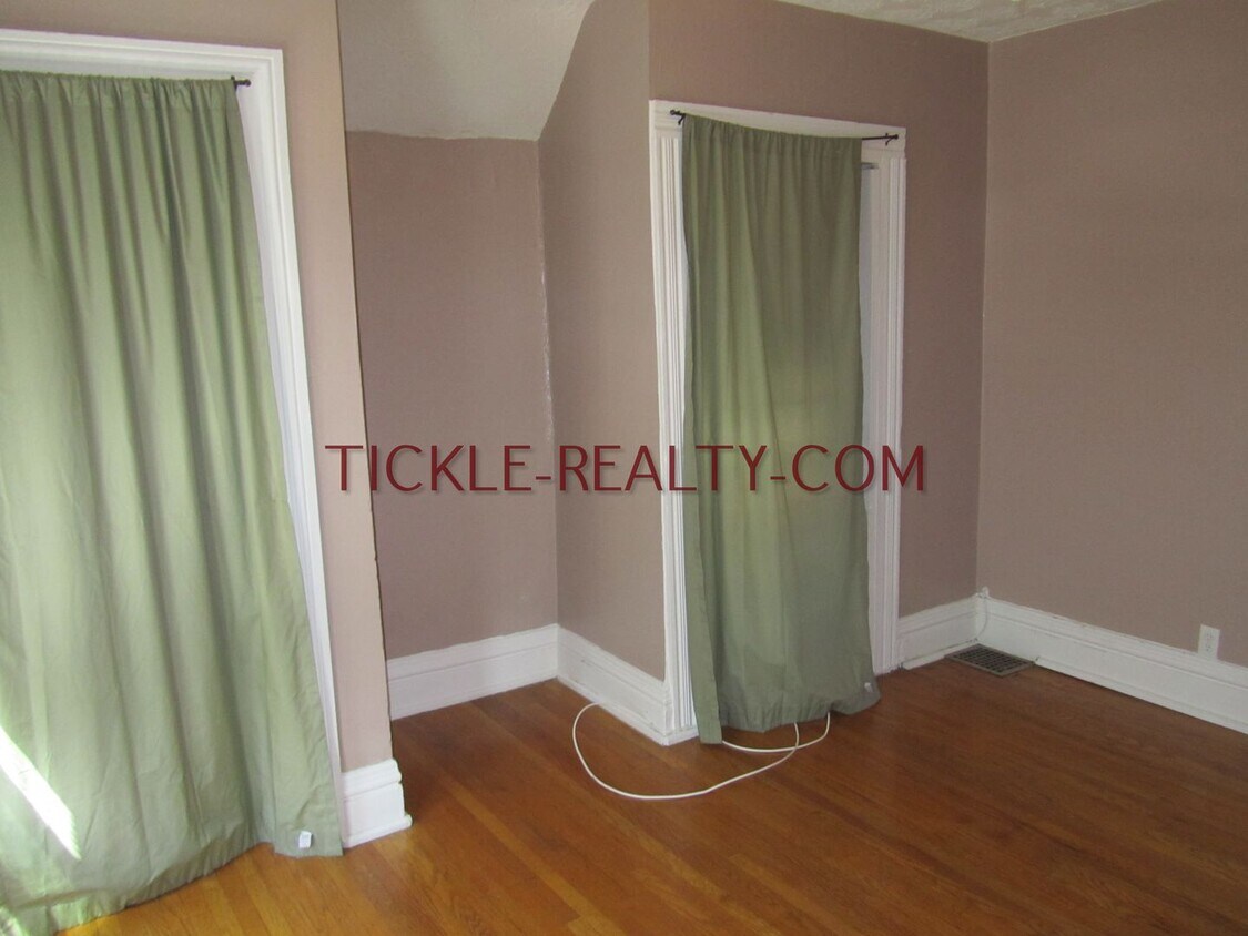 7 Lafayette Park Unit UP, Rochester, NY 14607 Room for Rent in