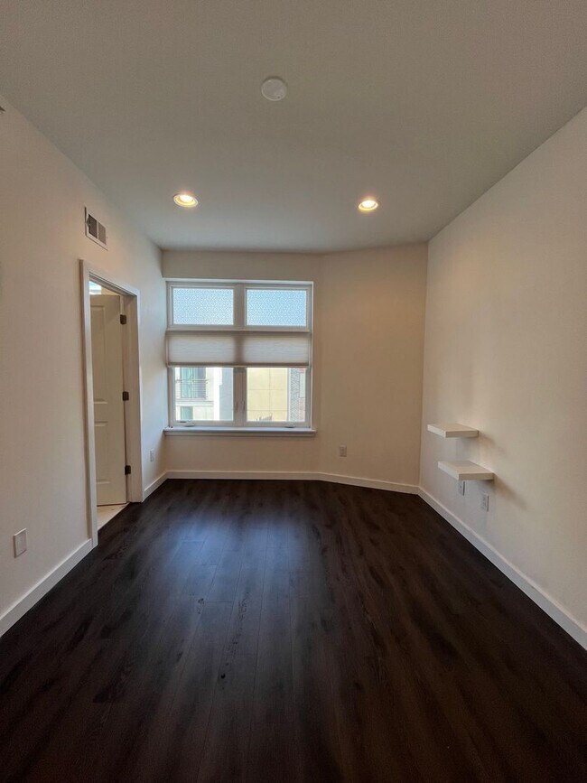 Building Photo - Stunning Two Bedroom Apartment in Francisv...