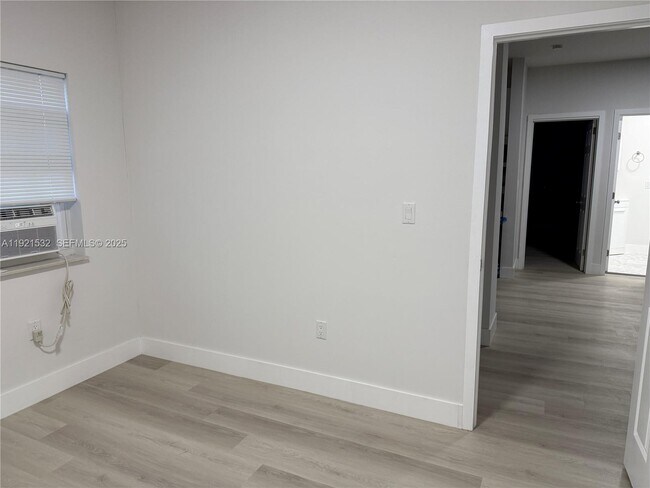 Foto del edificio - 7611 Harding Ave